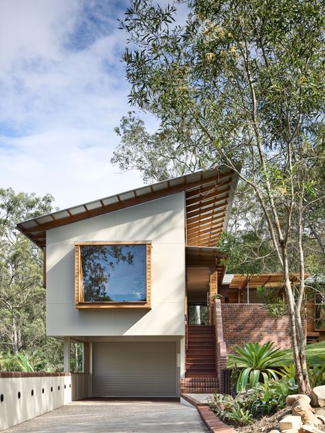 Case Creole, Green Tile Bathroom, L Shaped House, Skillion Roof, Timber Staircase, Brick Path, Desain Pantry, Passive Solar Design, House Facade