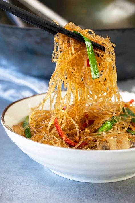 Stir Fry Glass Noodles - El Mundo Eats Stir Fried Glass Noodles, Stir Fry Glass Noodles Recipe, Cellophane Noodles Recipes, Easy Glass Noodle Recipe, Simple Asian Recipes, Glass Noodle Recipes, Asian Recipes Easy, Glass Noodle Stir Fry, Stir Fry Glass Noodles