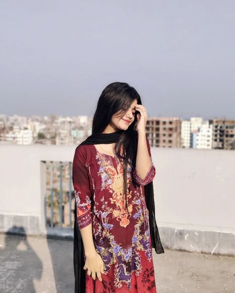 Cute Photo Poses, Pakistani Women Dresses, Stylish Pic, Beautiful Casual Dresses, Beautiful Dresses Short, Lahore Pakistan, Photo Pose Style, Simple Girl, Girls Dp