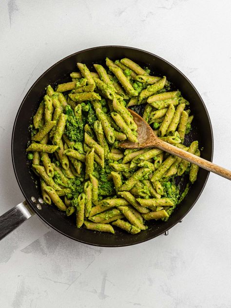 Quick to make and deliciously creamy, this high-fibre pasta recipe is prepared with blended green peas, broccoli, nutmeg, and wholemeal penne. Wholemeal Pasta Recipe, Broccoli Pea Pasta, High Fibre Vegetarian Recipes, High Fibre Salad Recipes, High Fiber Pasta Recipes, Green Pea Pasta, Resistant Starches, Green Peas Recipe, Green Pasta Recipe