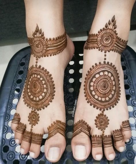 Karwa Chauth Mehendi For Foot, Mendi Design Lag, Mehndi Design Foot Simple, Mehndi Leg Design, Leg Mendhi Design Simple Easy, Mehendi For Foot, Mehndi Designs On Leg, Legs Design Mehndi, Mehendi Designs For Foot Simple