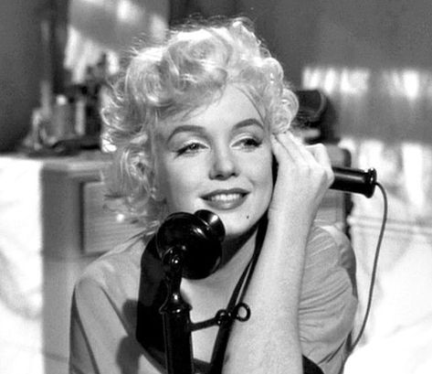 Marilyn Monroe Fan on Instagram: “Marilyn in the movie "Some Like It Hot" in 1958 ❤️ #marilynmonroe #marilyn #monroe #normajeane #somelikeithot #movie #oldmovie #actress…” 1950s Beauty Routine, 1950s Beauty, Marilyn Monroe Gif, Jack Lemmon, Tony Curtis, Old Hollywood Glam, Some Like It Hot, Marilyn Monroe Photos, On The Phone