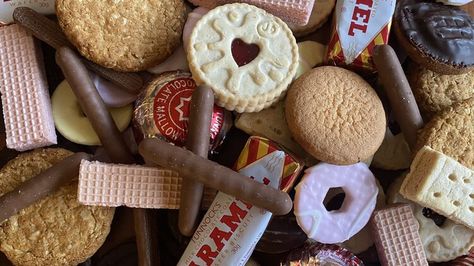 Popular British Biscuits, Ranked British Party Food, British Snacks England, British Snacks, British Biscuits, Storm Tattoo, British Party, Jaffa Cake, Apple Jam, Ginger Nut