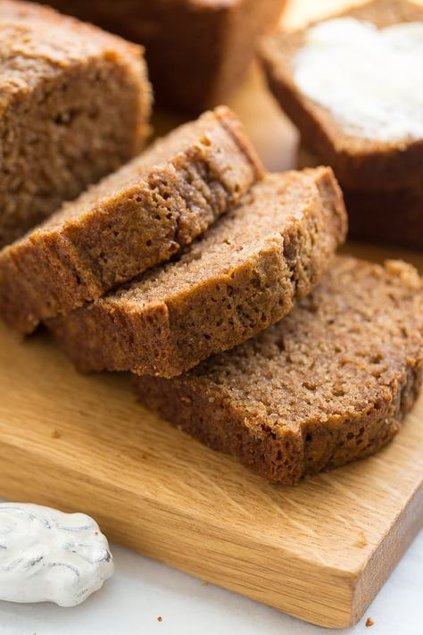 Gluten-Free Applesauce Bread! DELICIOUS Cinnamon-spiced bread that will make your whole house smell like fall! {Dairy-Free} #GlutenFree #ApplesauceBread Banana And Date Loaf, Coconut Flour Banana Bread, Date Loaf, Applesauce Bread, Flours Banana Bread, Pain Sans Gluten, Peanut Butter Banana Smoothie, Eating Bananas, Healthy Banana Bread