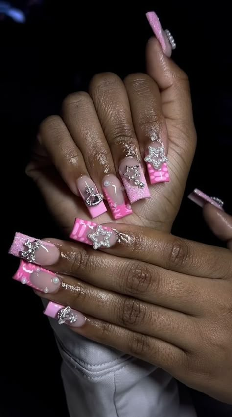 Pink Designer Nails, Pink Nails With Charms Y2k, Pink Sets Nails, Senior Nails Ideas 2024, Long Pretty Nails, Pink Freestyle Nails, Cute Nails Y2k, Short Bling Nails, Y2k Duck Nails