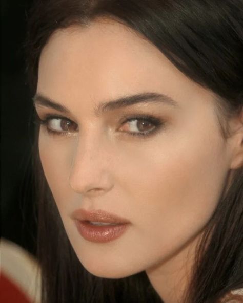 Monica Bellucci Makeup, Monica Belluci Style, Winter Typ, I Love Cinema, Soft Makeup, Monica Bellucci, Pretty Makeup, Aesthetic Makeup, Angelina Jolie