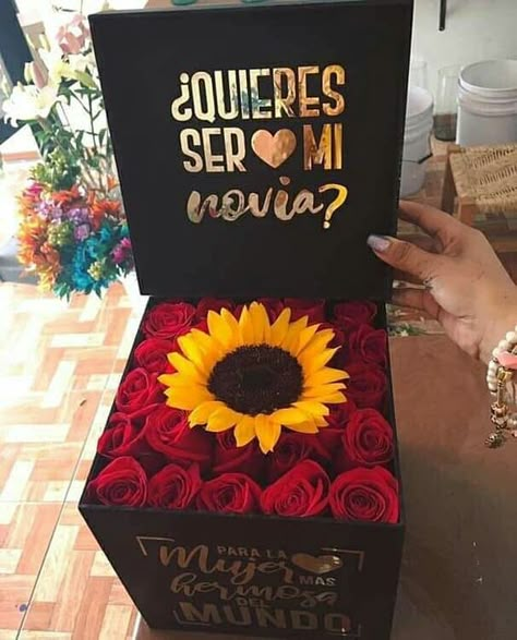 Box With Flowers, Sunflowers And Roses, Cadeau Parents, Romantic Surprise, Flower Box Gift, Pink Lady, Luxury Flowers, Diy Gift Box, Diy Crafts For Gifts