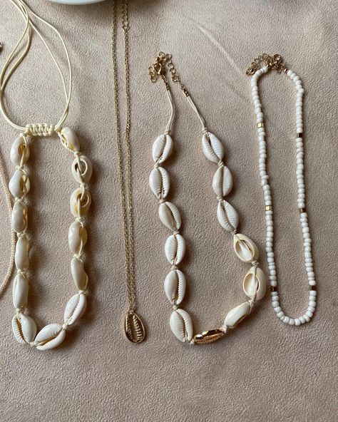 🐚✨ Sumérgete en la vibra de la playa con nuestros collares playeros. Cada pieza, con caracoles y perlitas, es un recuerdo del mar que puedes llevar contigo. ¿Listo para hacer olas con tu estilo? 🌊🏖️ 🪄Visita nuestro catálogo, haz clic en el link del perfil. #joyasdelmar #collaresplayeros #caracoles #coral #beach #perlas #estiloplayero #accesoriosdemoda #accesoriosdemujer Coral Beach, May 31, Summer Vibes, Beaded Jewelry, Thread, On Instagram, Beauty, Beaded Jewellery