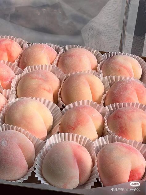 Peach Mochi, Junk Food Snacks, Sweet Drinks, Food Drinks Dessert, Cute Desserts, Food Obsession, Cafe Food, Beautiful Food, Pretty Food