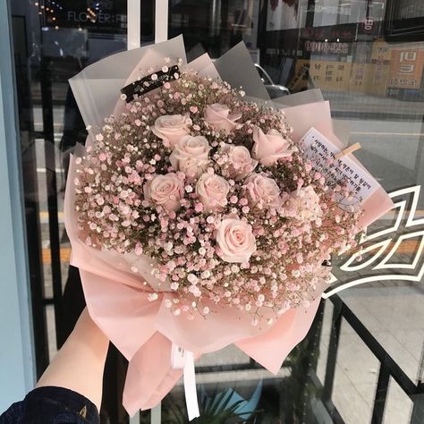 MJ on Twitter: "how to order this from your local florist: pale pink spray roses, pink wax flower, and million star baby’s breath. Arranged as a nose gay, wrapped in cellophane with a bow 🥰 you’re welcome!… https://t.co/GHk8QyNA0P" Pink Wax Flower, Pink Spray Roses, Pink Flower Bouquet, Wax Flower, Flowers Bouquet Gift, Flower Therapy, Beautiful Bouquet Of Flowers, 背景 シンプル, Pink Bouquet