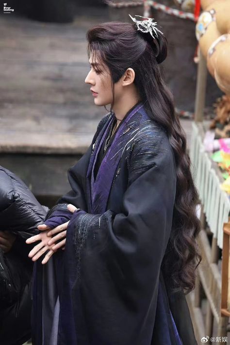 Hanfu Poses Male, Lotr Fashion, Chinese Hairstyle Traditional, Traditional Chinese Hairstyle, Ancient Chinese Hairstyles, Hairstyle References, Deng Wei, Half Updo Hairstyles, Hanfu Hairstyles