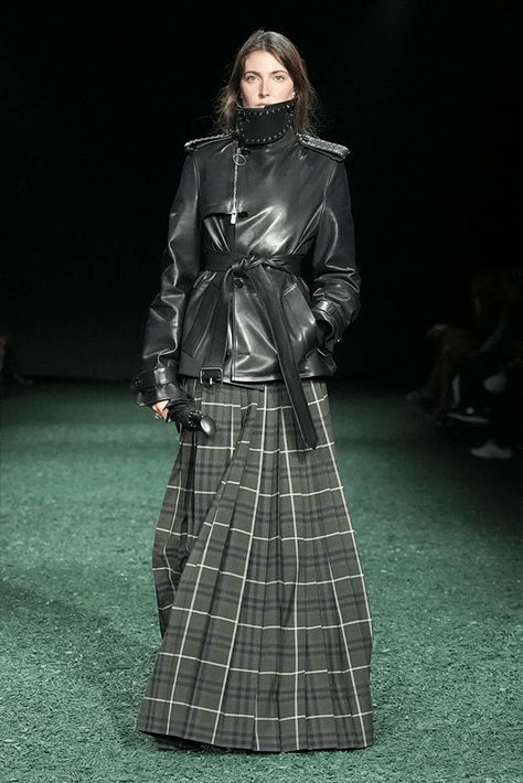 Burberry Fall/Winter 2024 at London Fashion Week | Hypebeast Burberry Winter Coat, Winter Dress Style, Runway 2024, Punk Street Style, Edie Campbell, Ski Style, Vogue France, Grunge Coquette, Burberry Coat