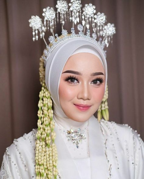 Headpiece Hijab, Bride Makeup Natural, Moodboard Wedding, Muslim Wedding Gown, Beautiful Wedding Makeup, Kebaya Wedding, Wedding Makeup Bride, Makeup Bride, Dreamy Wedding Dress