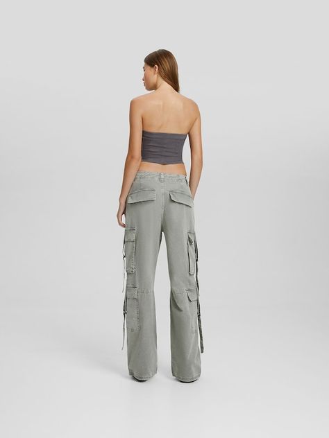 Bershka Loose fit Cargo Pants in Grey | ABOUT YOU Nylon Cargo Pants, Fit Cargo Pants, Cotton Cargo Pants, Cargo Pants, Loose Fitting, Top Brands, Zara, Grey, Fast Delivery