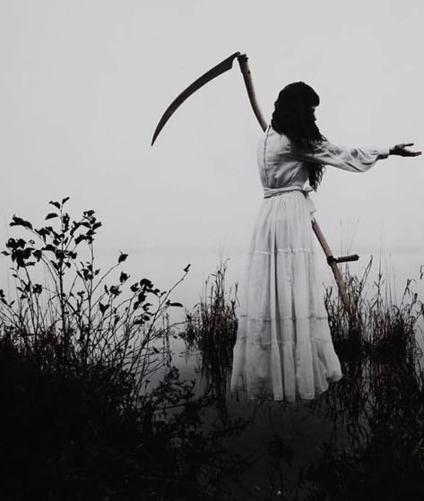 Macabre Photography, Victorian Witch, Victorian Aesthetic, Aesthetic Cottagecore, Lost In The Woods, Body Shots, Dark Photography, Dark Souls, Dark Aesthetic