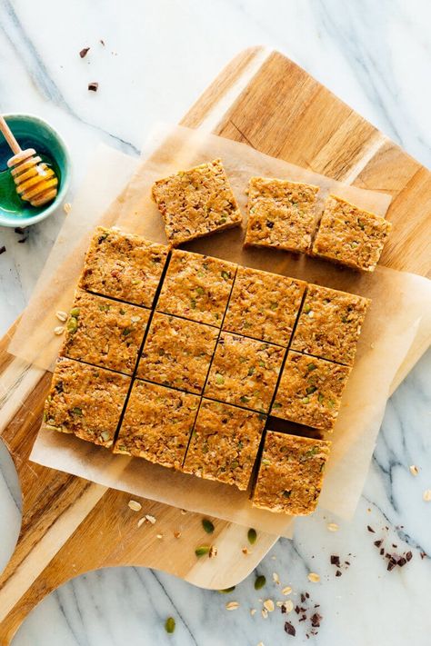 Make these easy no-bake granola bars for future hangry moments! These wholesome bars are made old-fashioned oats, peanut butter, honey or maple syrup, and your choice of mix-ins. They're whole grain, naturally sweetened, gluten-free goodness. #granolabars #healthysnack #glutenfree #naturallysweetened #cookieandkate Oats Peanut Butter Honey, Bake Granola Bars, Best Granola Bars, No Bake Granola, Oats Peanut Butter, No Bake Granola Bars, Baked Granola, Granola Recipe Bars, Butter Honey