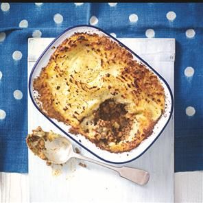 Comforting cottage pie recipe. A traditional British cottage pie recipe with a twist - perfect for chilly evenings. Irish Shepards Pie, Shepards Pie Recipe, Batch Cooking Recipes, New England Kitchen, Shepard S Pie, Cottage Cheese Salad, Grill Dessert, Cottage Pie Recipe, Easy Casserole Dishes