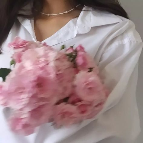 Roses Aesthetic Pics With Flowers, Flower Pic Ideas, Photos With Bouquet Of Flowers, Rose Photo Aesthetic, Girl With Roses Aesthetic, Pics With Roses, Rose Girl Aesthetic, Girly Aesthetic Pfp, Aesthetic Girly Pics