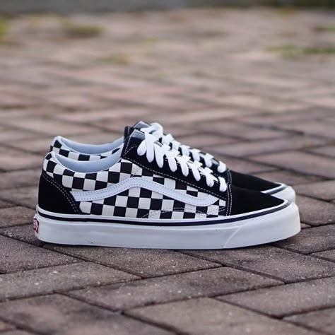 Vans Slip On Outfit, Gucci Men Shoes Sneakers, Vans Wallpaper, Vans Shoes Women, Checkerboard Vans, Cute Vans, Mens Vans Shoes, Vans High, Tenis Vans