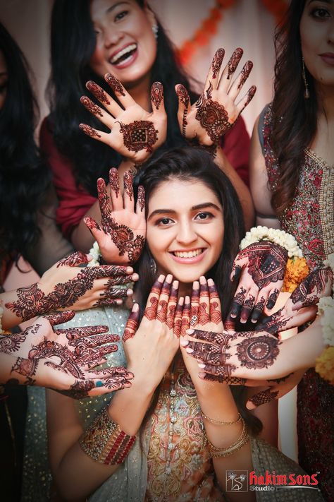 Mehindi Bride Photoshoot, Mehendi Group Poses, Mehendi Group Photos, Mehndi Group Photos, Group Mehndi Photo, Mehandi Group Photos, Mahendi Photography Poses, Wading Photoshoot, Mahendi Photoshoot