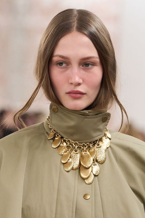 Is 'No Make-Up' The New Maximalist Beauty? Chloé Says So 2024 Accessories Trends, Chloe Runway, Chloe 2024, Matte Red Lips, Baby Lips Maybelline, Aw 23, Chloe Fashion, Festival Face, Outfit Cardigan