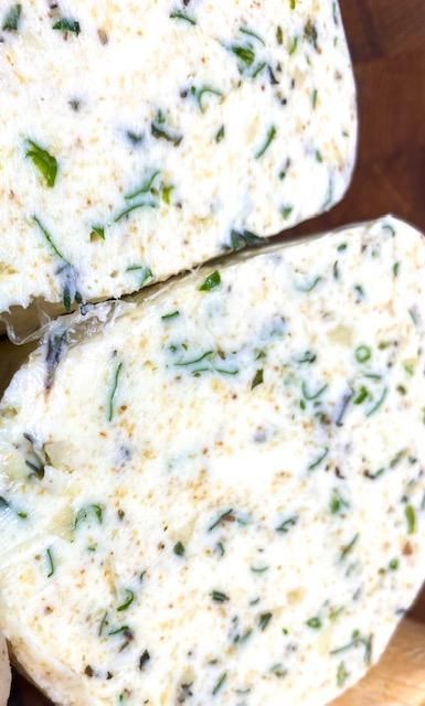 Garlicky Herb Compound Butter - DEAR DACY Thyme Compound Butter, Basil Compound Butter, Rosemary Compound Butter, Chive Compound Butter, Garlic Herb Compound Butter, Thyme Uses, Nye Dinner, Compound Butter, Fresh Thyme