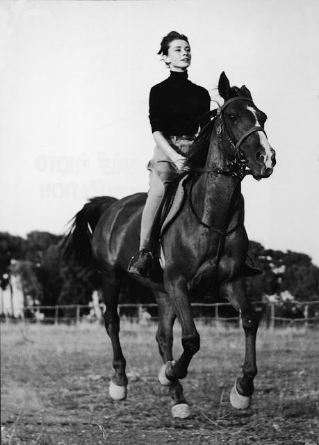 Audrey Hepburn riding a horse... Photos Rares, Audrey Hepburn Photos, Equestrian Chic, Year Of The Horse, Audrey Hepburn Style, Hepburn Style, Equestrian Style, 인물 사진, Horse Girl