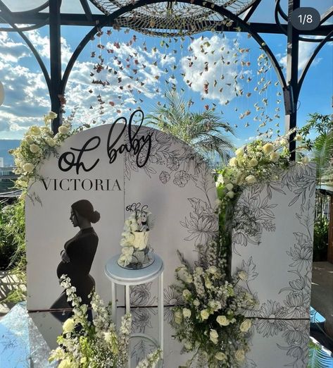 Cute baby shower Dior Baby Shower Theme Boy, Aesthetic Gender Reveal, Baby In Bloom Gender Reveal, Luxury Baby Shower Ideas, Elegant Baby Shower Ideas, Garden Baby Shower Theme, Luxury Baby Shower, Classy Baby Shower, Baby Shower Theme Decorations