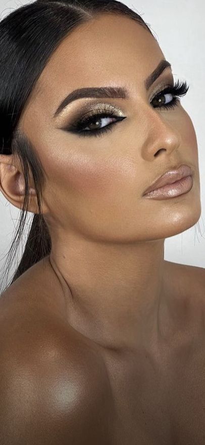 Evening Makeup Smokey Eye, Makeup Ideas For Black And Gold Dress, Full Glam Smokey Makeup, Black Smokey Eye Bridal Makeup, Black Smokey Eye With Gold, Glam Makeup For Gold Dress, Makeup Ideas Black And Gold, Makeup For Black Glitter Dress, Black And Gold Glam Makeup