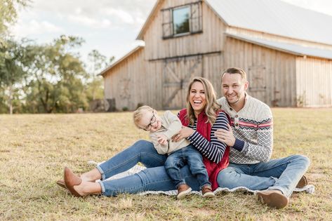 Family Photography Session| The Barn at Acorn Ridge - mollyhensley.com Christmas Barn Photo Session, Barn Photoshoot Ideas, Barn Family Pictures, Barn Family Photos, Country Family Photos, Farm Family Pictures, Outdoor Family Pictures, Fam Photos, Fam Pics