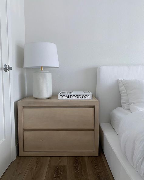 Check out this photo from homewithmic My Dream Home Modern, White Gold Room, Minimalist Room Ideas, Dream Home Modern, Oak Room, Modern Organic Home, Dads Room, Fresh Vibes, Aesthetic Bedroom Decor