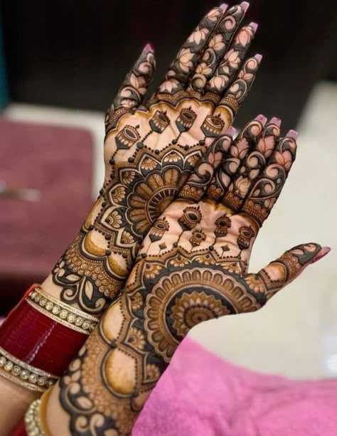 Latest Mehndi Designs Wedding, Front Mehndi Design, Mehndi Designs Bridal Hands, Mehndi Design Pictures, Modern Mehndi Designs, Very Simple Mehndi Designs, Engagement Mehndi Designs, Stylish Mehndi, Full Mehndi Designs