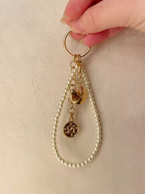 Pearl Keychain Diy, Homemade Keychains Diy, Diy Charms Keychain, Keychain Pearls, Homemade Keychain, Homemade Keychains, Pearl Keychain, Homemade Christmas Gift, Homemade Christmas Gifts Diy Pearl Keychain, Homeade Keychain Ideas, Pearl Keychain Diy, Homemade Keychains Diy, Diy Charms Keychain, Keychain Pearls, Keychain Aesthetic Diy, Handmade Keychains Diy, Diy Beaded Keychain