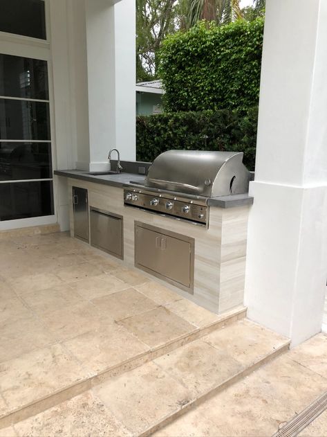 Barbeque Design, Small Outdoor Kitchens, Outdoor Barbeque, Outdoor Kitchen Plans, Patio Enclosures, Built In Bbq, Backyard Kitchen, Patio Kitchen, Outdoor Kitchen Patio