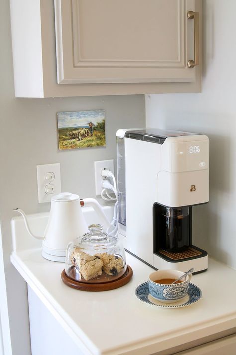 Craft your ideal morning escape with our DIY mini coffee bar ideas! Turn your small kitchen into a cozy haven with budget-friendly and easy-to-build coffee stations. Explore home coffee bar ideas for a stylish and functional setup that maximizes your space. From compact coffee setups to creative coffee storage solutions, build a mini coffee nook that reflects your unique taste. Elevate your daily brew with a touch of DIY espresso bar charm and efficient coffee corner designs. Small Coffee Station Ideas Counter Space, Mini Coffee Bar Ideas, Barista Station, Chic Coffee Bar, Diy Espresso, Coffee Bar Setup, Mini Coffee Bar, Coffee Bar Hutch, Home Coffee Bar Ideas