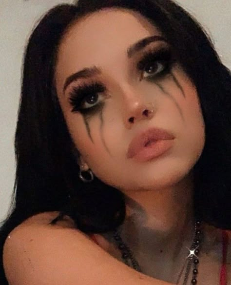 Nun Halloween Costume, Nun Halloween, Angel Makeup, Teen Halloween, Girl Grunge, Halloween Makeup Pretty, Pretty Halloween Costumes, Halloween Makeup Scary, Maggie Lindemann