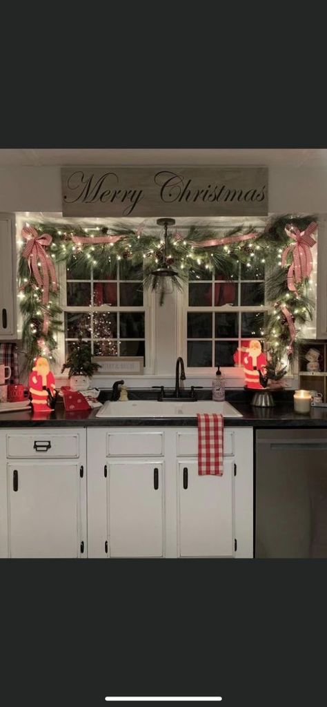 Country Kitchen Christmas Decor, Small Apartment Christmas Decor Ideas, Small Apartment Christmas Decor, Small Apartment Christmas, Christmas Kitchens, Xmas Kitchen, Christmas Texas, Apartment Christmas Decor Ideas, Apartment Christmas Decor