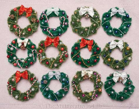 Tiny Wreath Ideas, Christmas Miniatures Diy, Mini Wreath Diy, Dollhouse Holiday, Christmas Dollhouse, Christmas Miniatures, Retro Crafts, Barbie Miniatures, Dollhouse Christmas