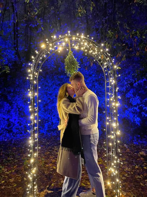 love christmas mistletoe xmas aesthetic couplegoal couple kiss aesthetic inspo inspiration rome italy Mistletoe Picture Couple, Under The Mistletoe Aesthetic, Couples Kissing Under The Mistletoe, Christmas Dates Aesthetic, Winter Date Aesthetic, Christmas Romance Aesthetic, Cute Couples Christmas Pictures, Mistletoe Aesthetic, Christmas Couple Goals