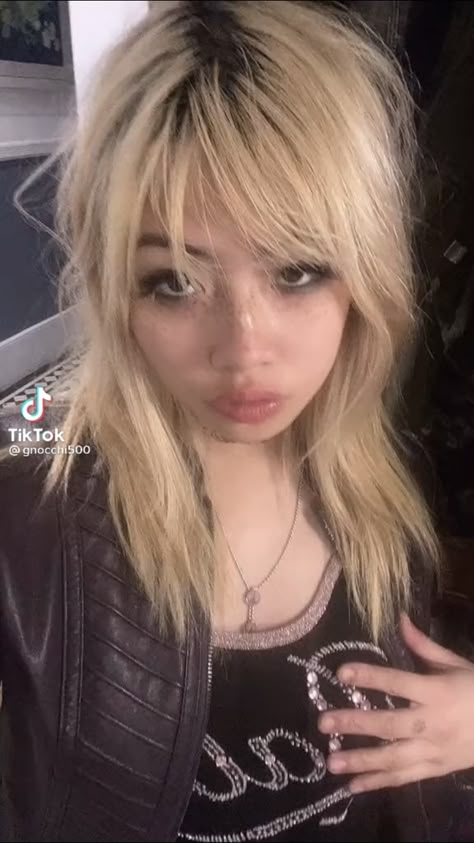 Short Blonde Scene Hair, Beabadoobee Blonde Hair, Trashy Y2k Hair, Emo Layered Hair, Side Bang Haircut, Emo Side Bangs, Werewolf Haircut, Beabadoobee Blonde, Goth Hair Color Ideas