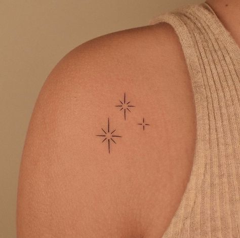 Christians Tattoo Ideas, Three Symbol Tattoo, Minimalistic Star Tattoo, Small Tattoo Family, Tattoo Stars For Women, Matching Tatoos Minimaliste, Small Star Tattoos For Women, Small Tattoos Family, Mini Stars Tattoo