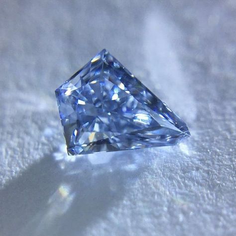 Blue Athestic, Blue Diamond Aesthetic, Hermitcraft Season 9, Diamond Aesthetic, Blue Diamond Jewelry, Blue Stones Jewelry, Light Blue Aesthetic, Pink Diamonds, Pretty Rocks