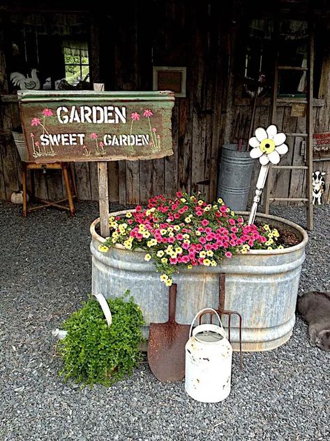 Taman Vintage, Vintage Gardening, Trough Planters, Garden Junk, Old Metal, Vintage Garden Decor, Garden Containers, Garden Yard Ideas, Garden Cottage