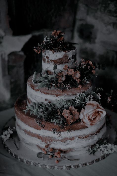 Dark Academia Cake, Dark Wedding Cake, Forest Theme Wedding Cake, Food Dark Aesthetic, Fantasy Wedding Cake, Fairy Tale Wedding Theme, Wedding Cake Dark, Cake Forest, Academia Wedding