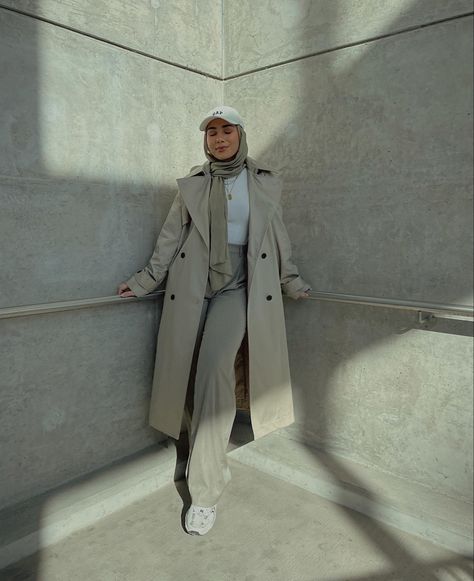 Trenchcoat fit hijab fashion Winter Trench Coat Outfit, Hijab Street Style, Trench Coat Outfit Winter, Modest Winter Outfits, Outfit Modest, Trench Beige, Winter Coat Outfits, Estilo Hijab, Street Hijab Fashion