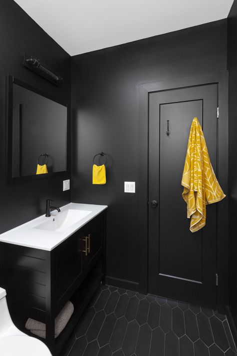 Small Dark Bathroom, All Black Bathroom, Black Modern Bathroom, Black Wall Tiles, Dark Bathroom Ideas, Bathroom Design Black, Bilik Air, Dark Bathrooms, Yellow Bathroom