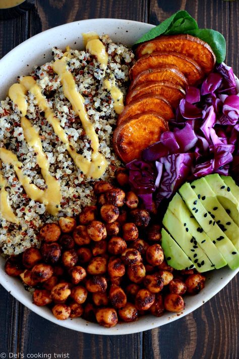 Sweet Potato Buddha Bowl, Potato Buddha Bowl, Chickpea Sweet Potato, Plats Healthy, Vegan Buddha Bowl, Spiced Chickpeas, Buddha Bowls, Healthy Bowls, Buddha Bowl