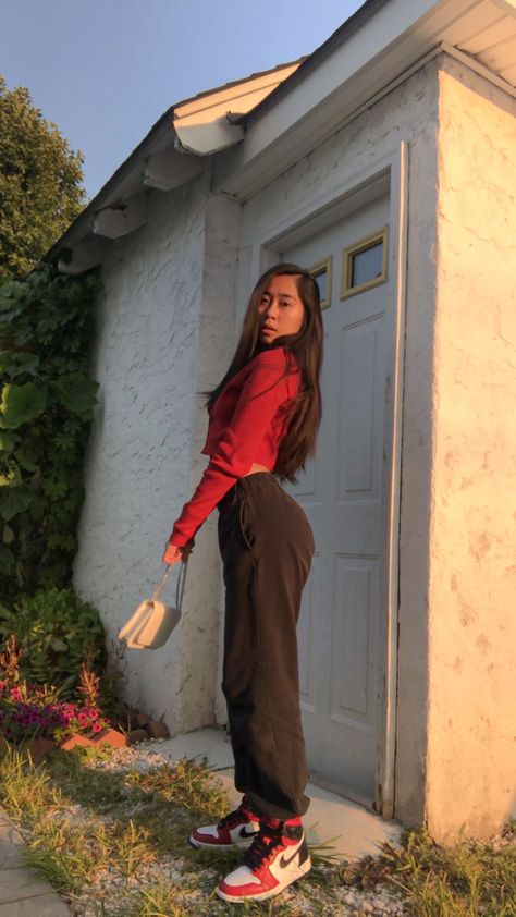 Air 1 Jordans Outfit, Red Nikes Outfit, Red Nike Outfit Woman, Maroon Pants Outfit Casual, Red Nike Shoes Outfit, Red Jordan 1 Outfit, Jordan Outfits Womens, Outfit Jordan, Sneakers Outfit Casual