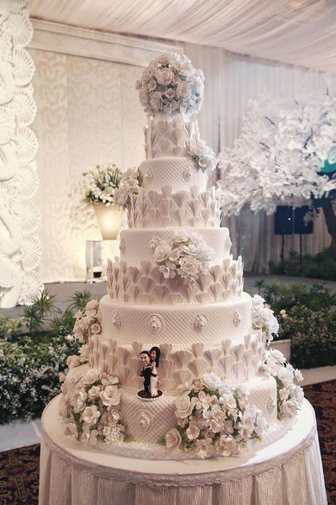 Extreme Wedding Cakes, Extravagant Wedding Cakes, Royal Cakes, Big Wedding Cakes, Wedding Cake Tops, Diy Wedding Cake, Extravagant Wedding, Luxury Wedding Cake, Large Wedding