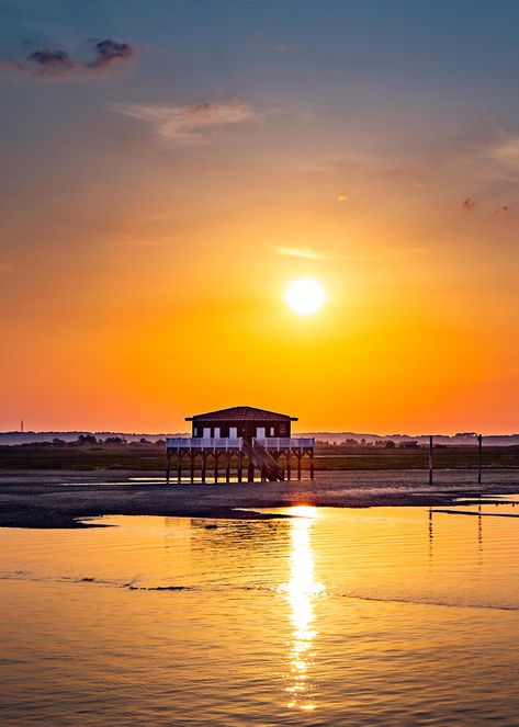 👉 L’île aux oiseaux et ses emblématiques cabanes tchanquées, le spot idéal pour admirer un beau sunset ! ☀️ . . . En vous souhaitant une belle semaine à tous ! ✌️ . . . #bassindarcachon #sunset #sunsetlovers #cartepostale #cabanestchanquees #sunsetbeach #weddingphotography #bassin_arcachon #latestedebuch #sunset_pics #so_photo #france #picoftheday #canonfrance #capferret #instapic Cap Ferret, Sunset Pics, Sunset Beach, Travel Pictures, Log, France, Lifestyle, Travel, Instagram